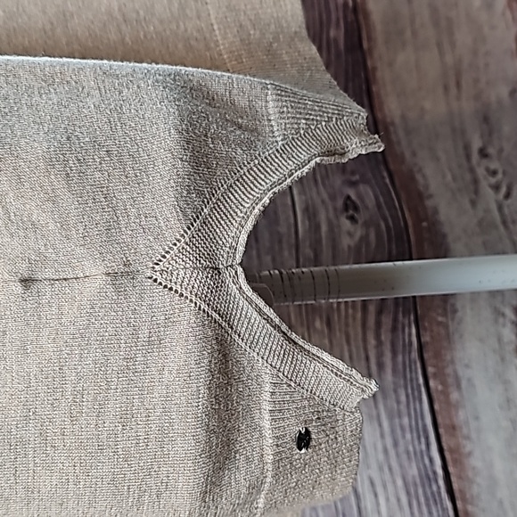 AMERICAN EAGLE TAN LONG SLEEVE LIGHT WEIGHT V NECK PULLOVER SWEATER - Picture 9 of 12